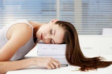 上班族伏案睡觉伤身伤神