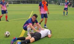 知名主持人球场滑倒不起！各年龄段运动清单，速看→